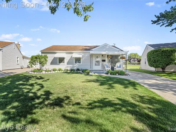 3223 S Stella Ct, Trenton, MI 48183