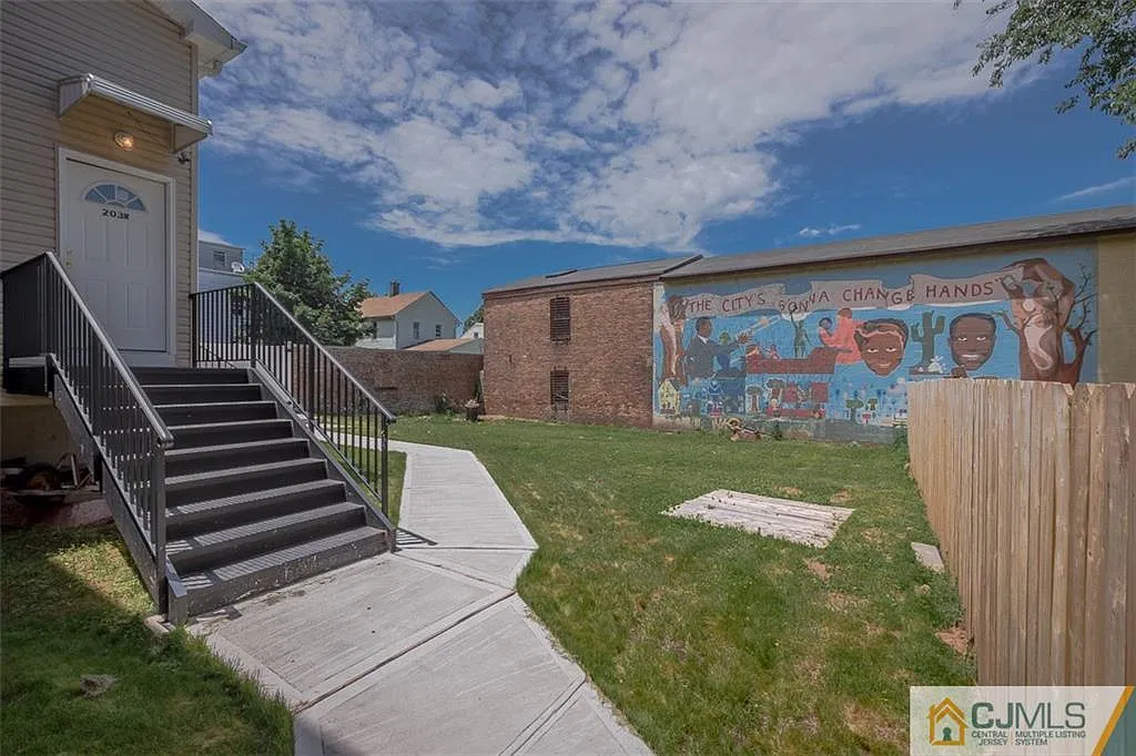 39 Throop Ave — Photo 2