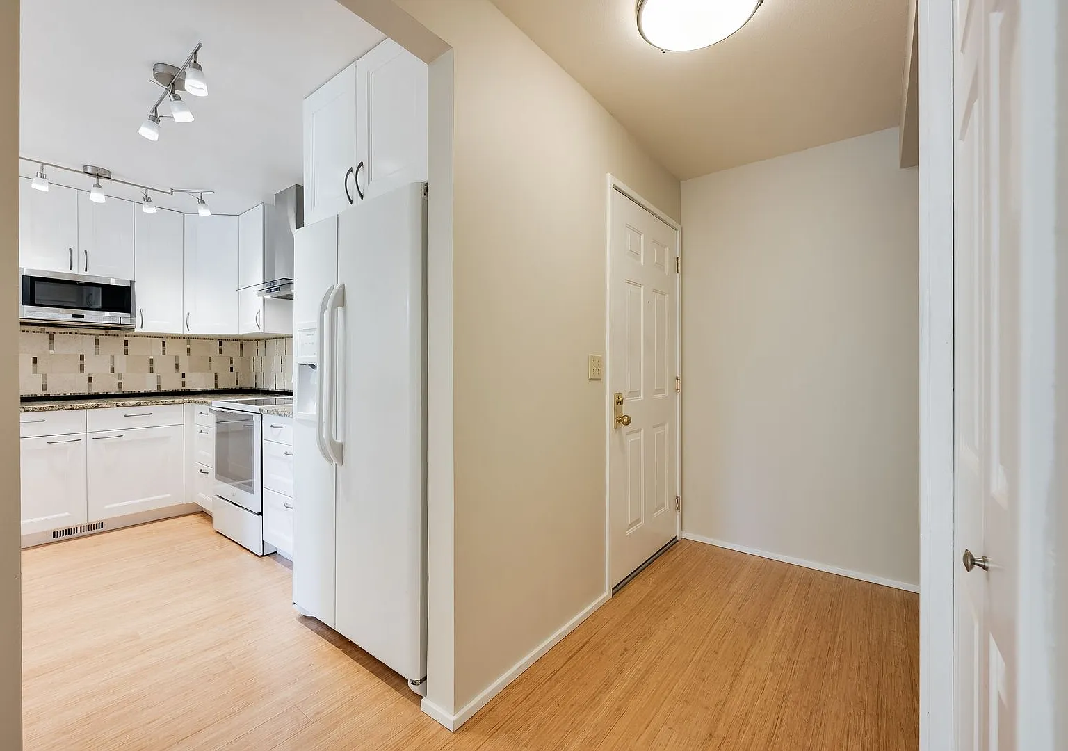 1bd/1ba Issaquah Condo — Photo 4