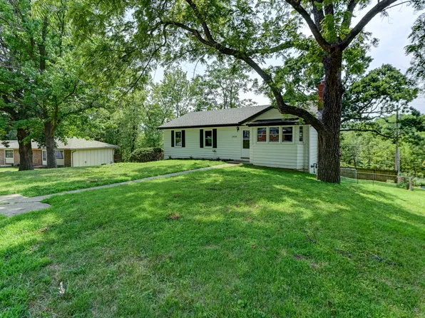 2820 Berry Ln, Independence, MO 64057