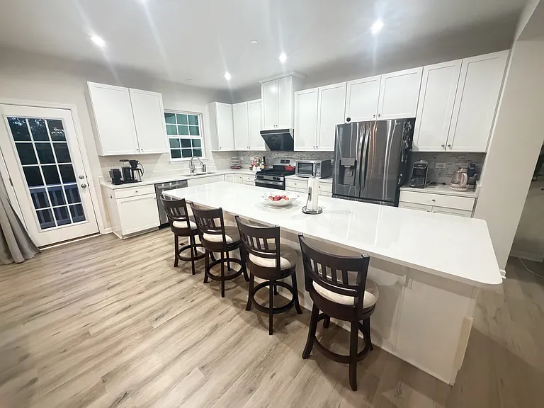 786 Weller Dr — Photo 2