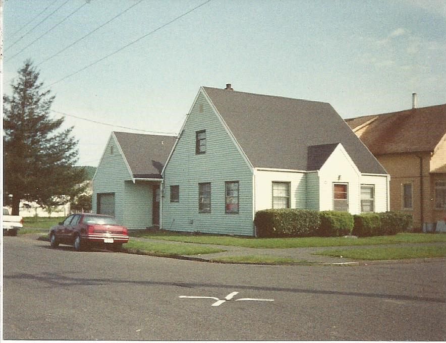 1st image of 822 W 2nd St