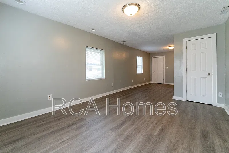 3 bed, 1.0 bath, 1340 sqft, $1,450 — Photo 2