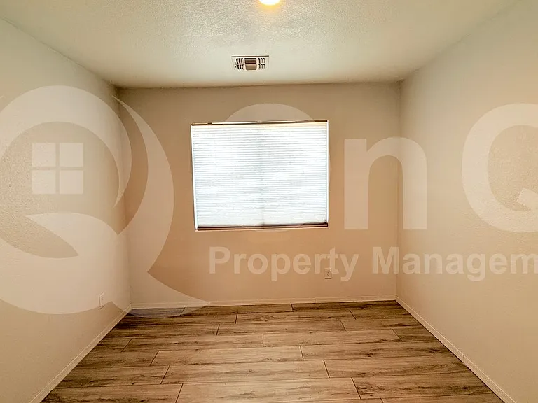 1103 E Grove St — Photo 20