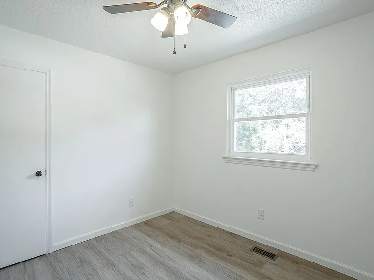 1364 Meadowood Dr — Photo 16