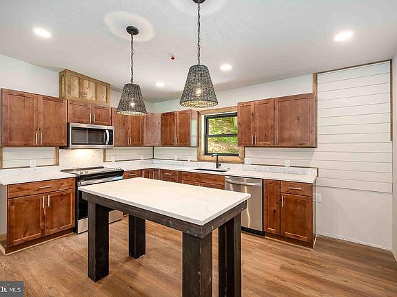 3rd image of 654 N Bradley Ln