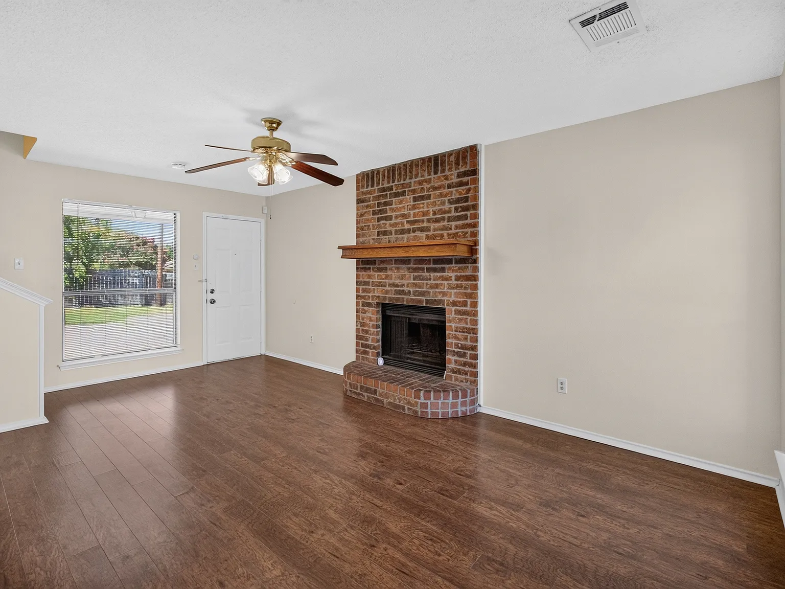 2 bed, 1.5 bath, 1252 sqft, $1,600 — Photo 3