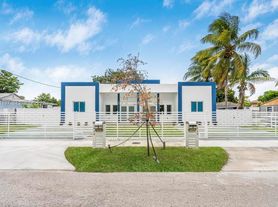 2419 NW 97th St, Miami, FL