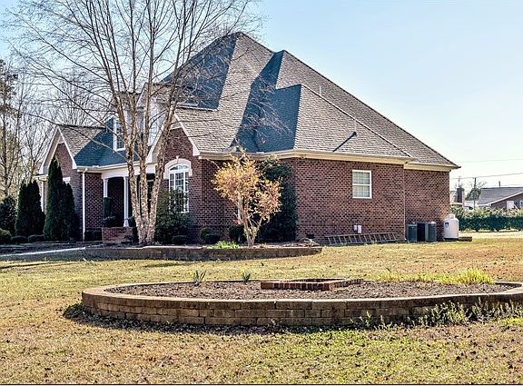 3rd image of 913 Stoneybrook Dr