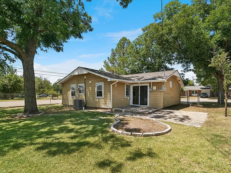 3800 Atlas Dr — Photo 16