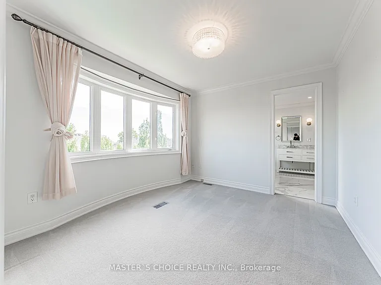 2357 Rideau Dr — Photo 30