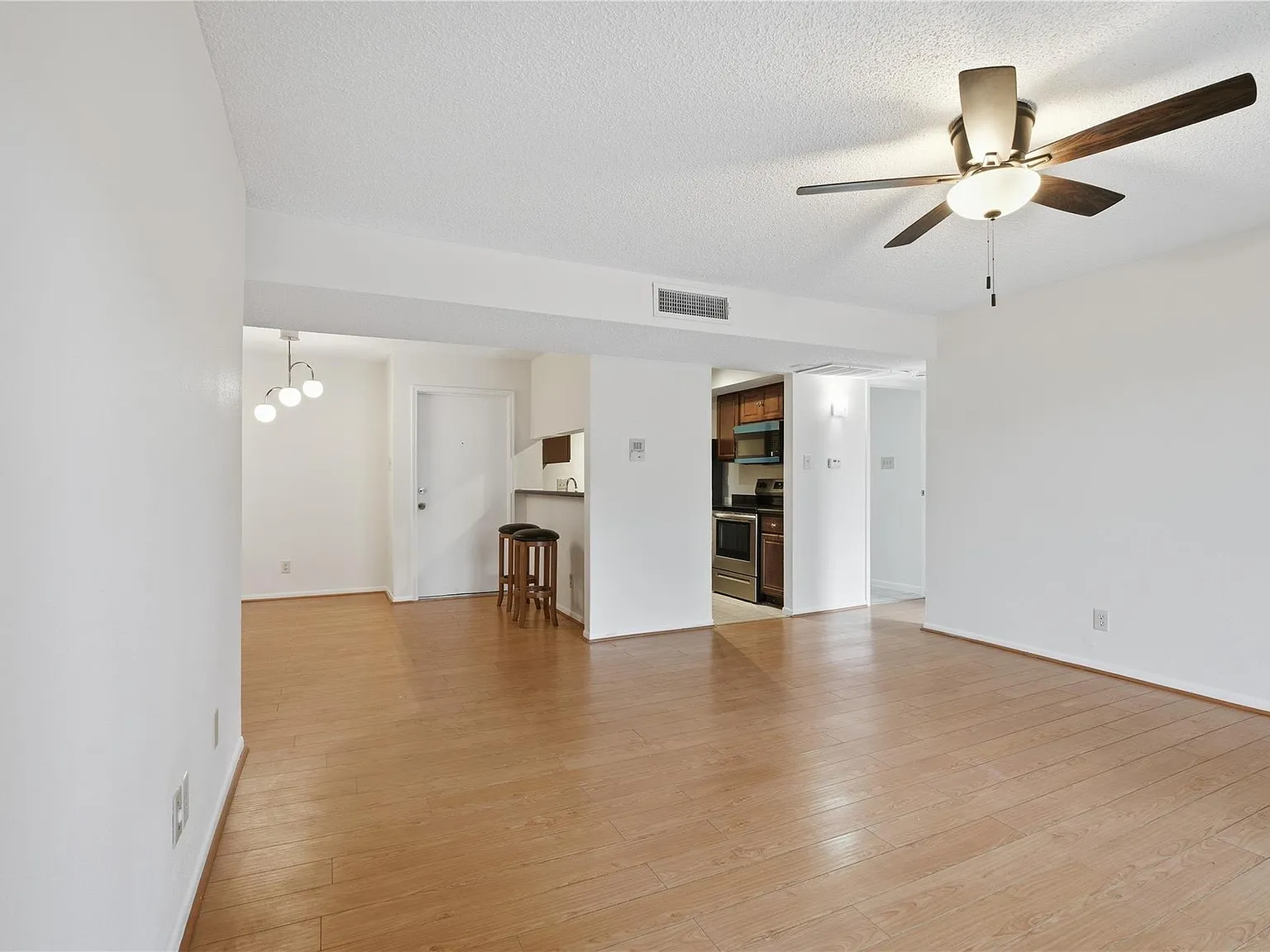 2 bed, 2.0 bath, 1054 sqft, $999 — Photo 3
