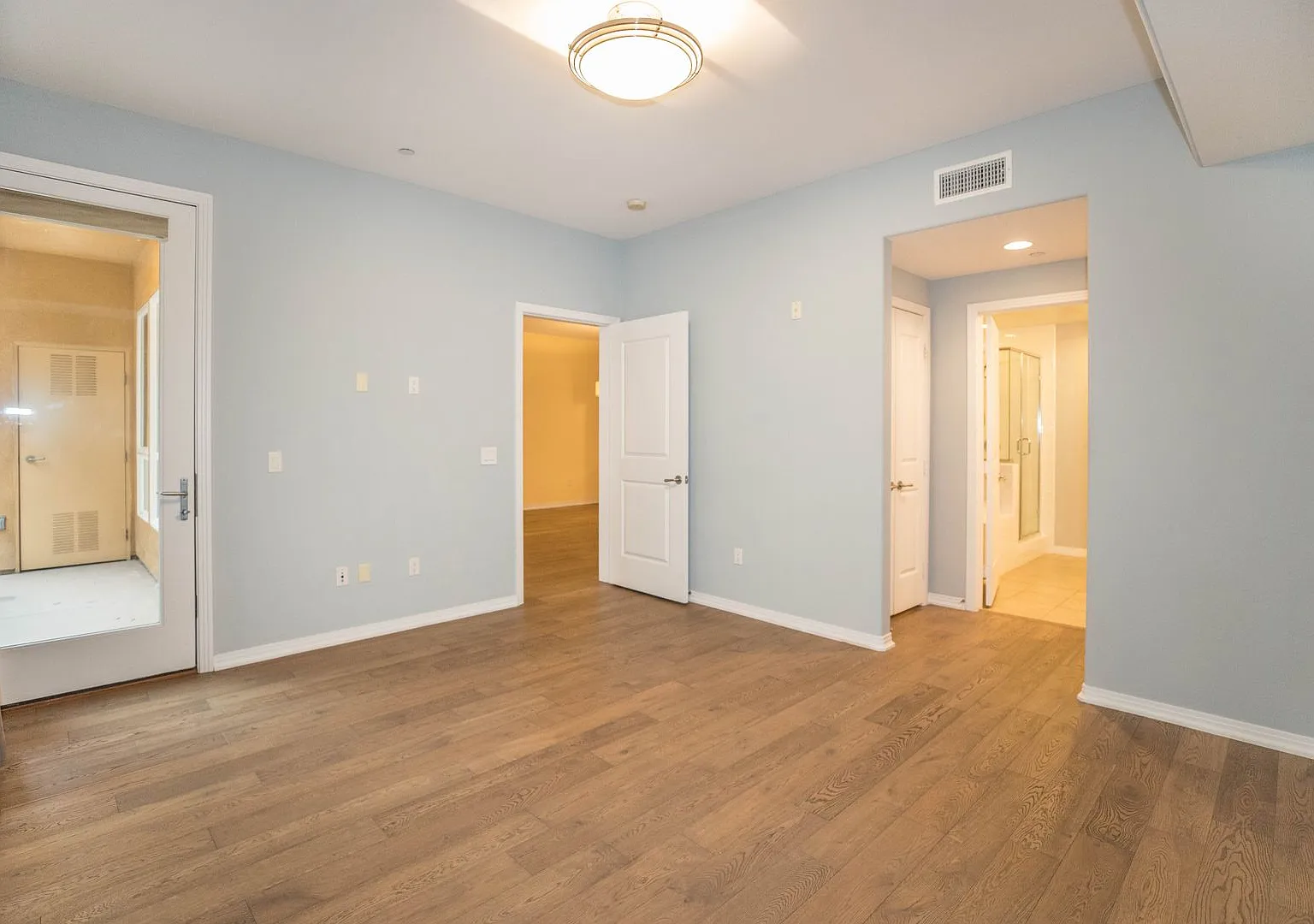 Luxury Living Marina Del Rey! 1+1.5 & Den! — Photo 2
