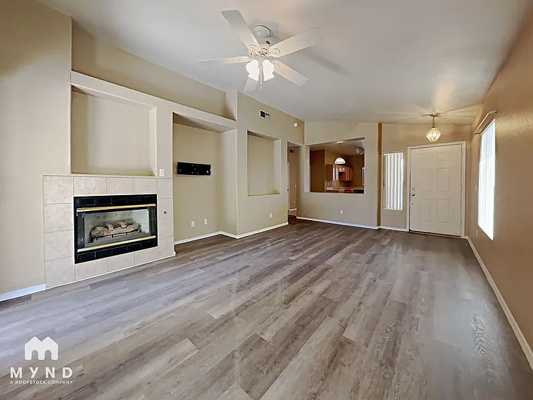 685 E Cantebria Dr — Photo 5