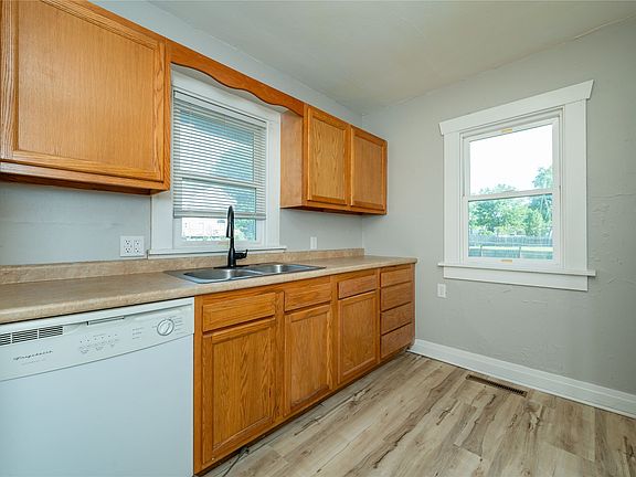 4th image of 714 N 6th Ave E