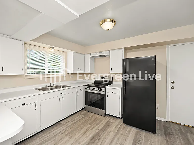 1733 Continental Dr — Photo 7