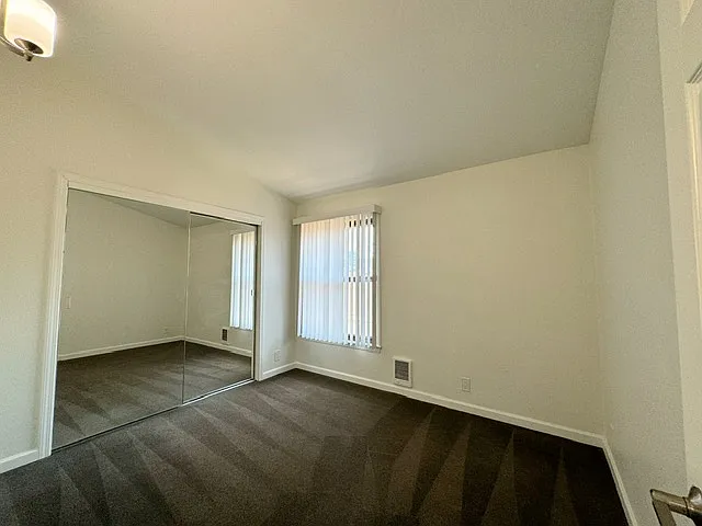 Dela Vina Apartments — Photo 40