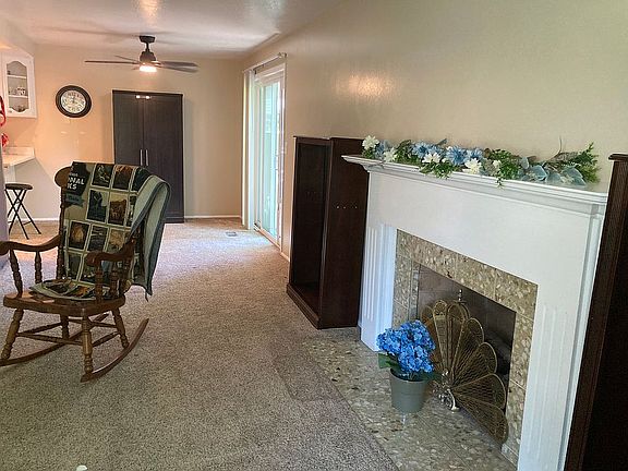 Living room/dining room