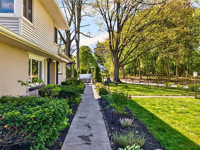 330 Kilbourn Rd — Photo 31