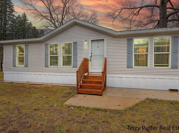 2425 Oak St, Twin Lake, MI 49457