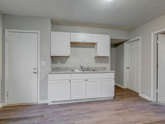 4th image of 2811 Lyndale Ave N