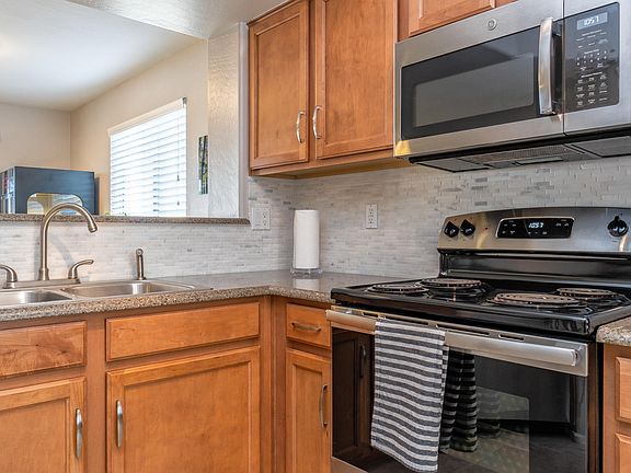 3rd image of 6130 N Laguna Dr