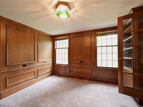 4th image of 382 Evergreen Ct