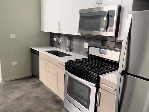4th image of 1242 N Milwaukee Ave #210