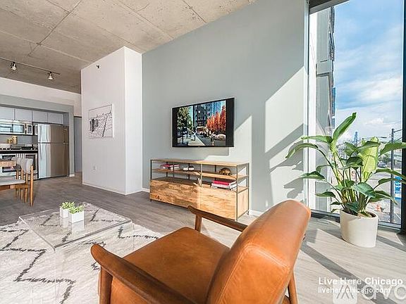 5th image of 2210 N Washtenaw Ave #1