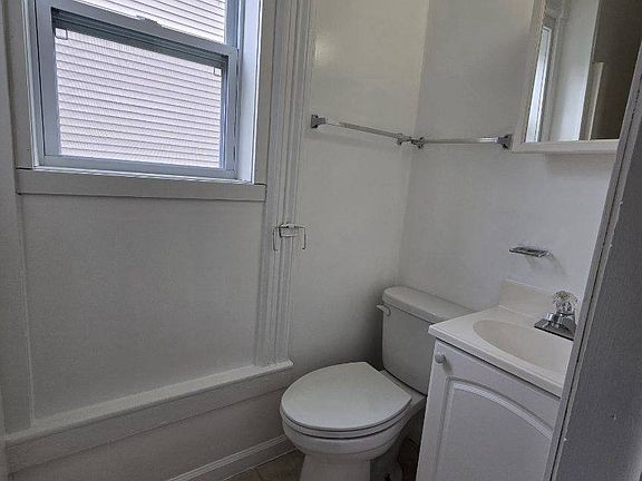 4th image of 217 Crippen St #2