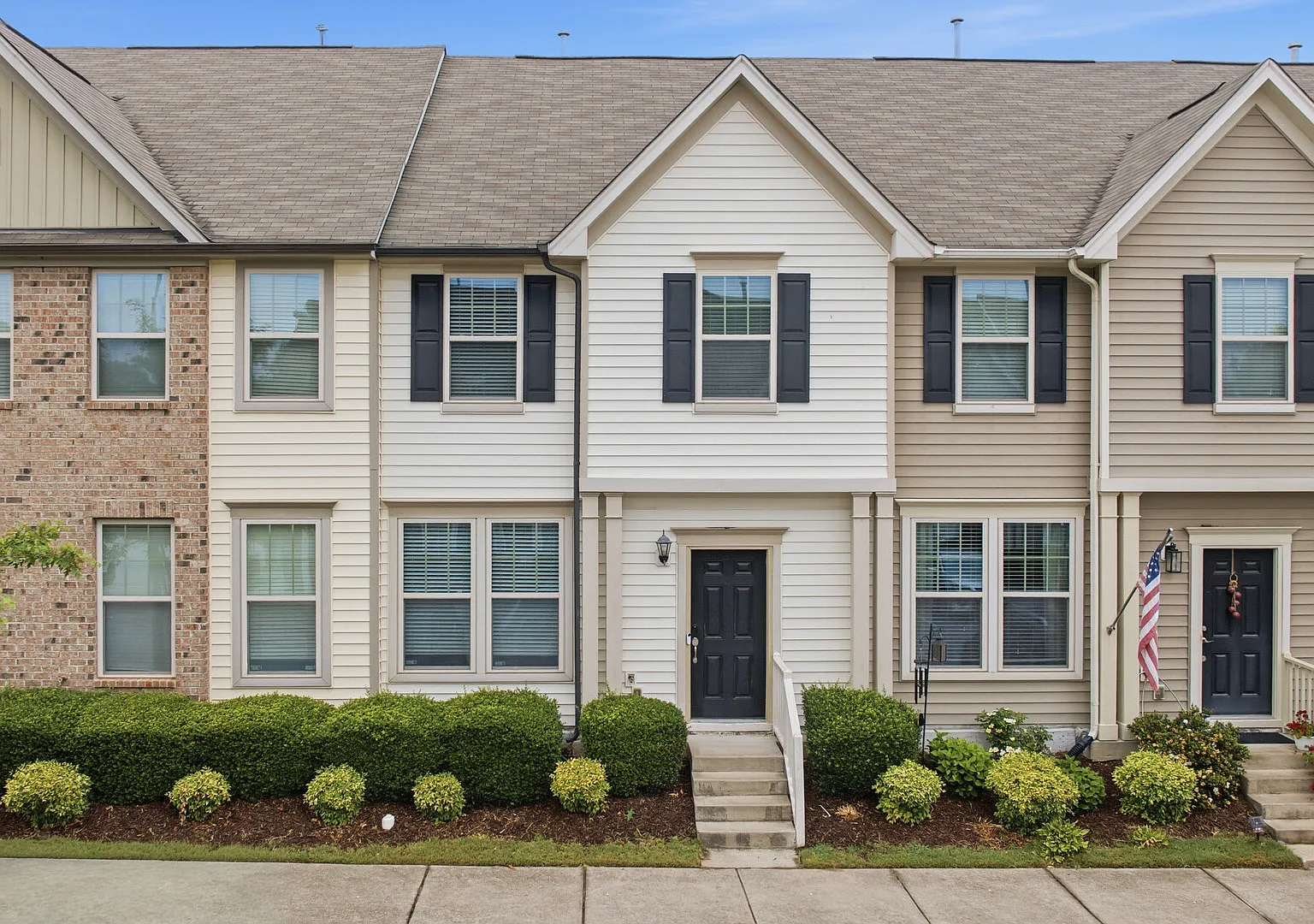 Fully Furnished 4BR Townhouse Mid-Term Rental — Photo 1