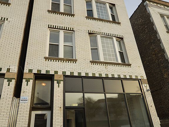 3rd image of 2111 N Western Ave APT 2R