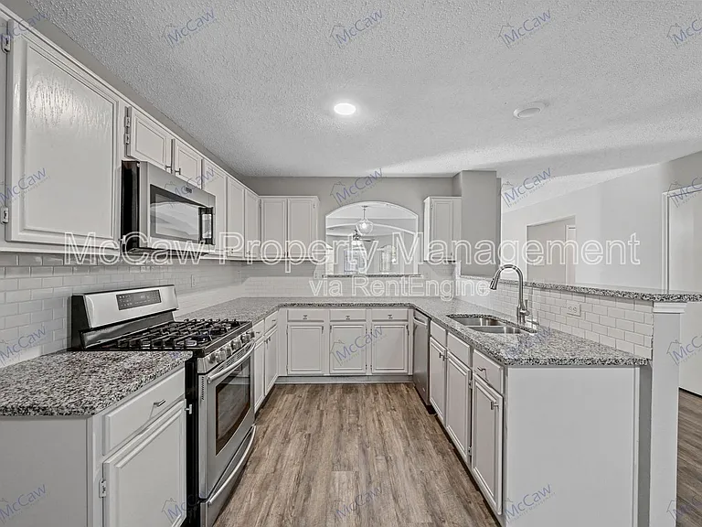 1371 Honeysuckle Ln — Photo 3