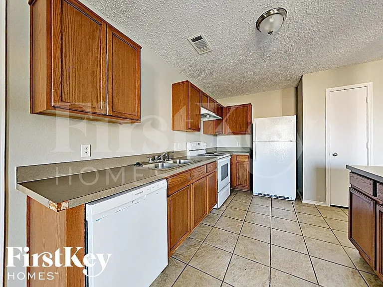 1600 Shady Shores Dr — Photo 5