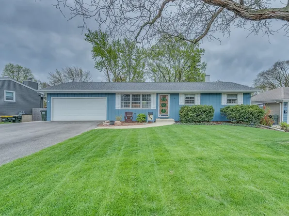 205 E Woodworth Pl, Roselle, IL 60172