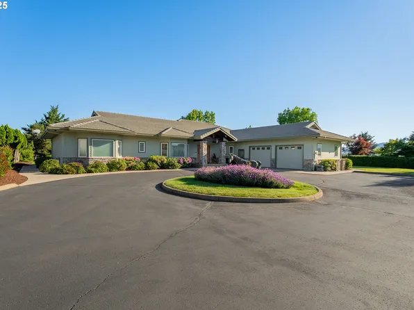 245 Fairway Village Ln, Roseburg, OR 97471