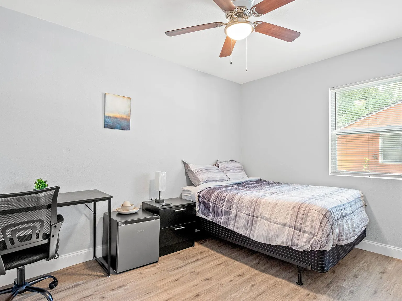 4 bed, 2.0 bath, 1070 sqft, $572 — Photo 2