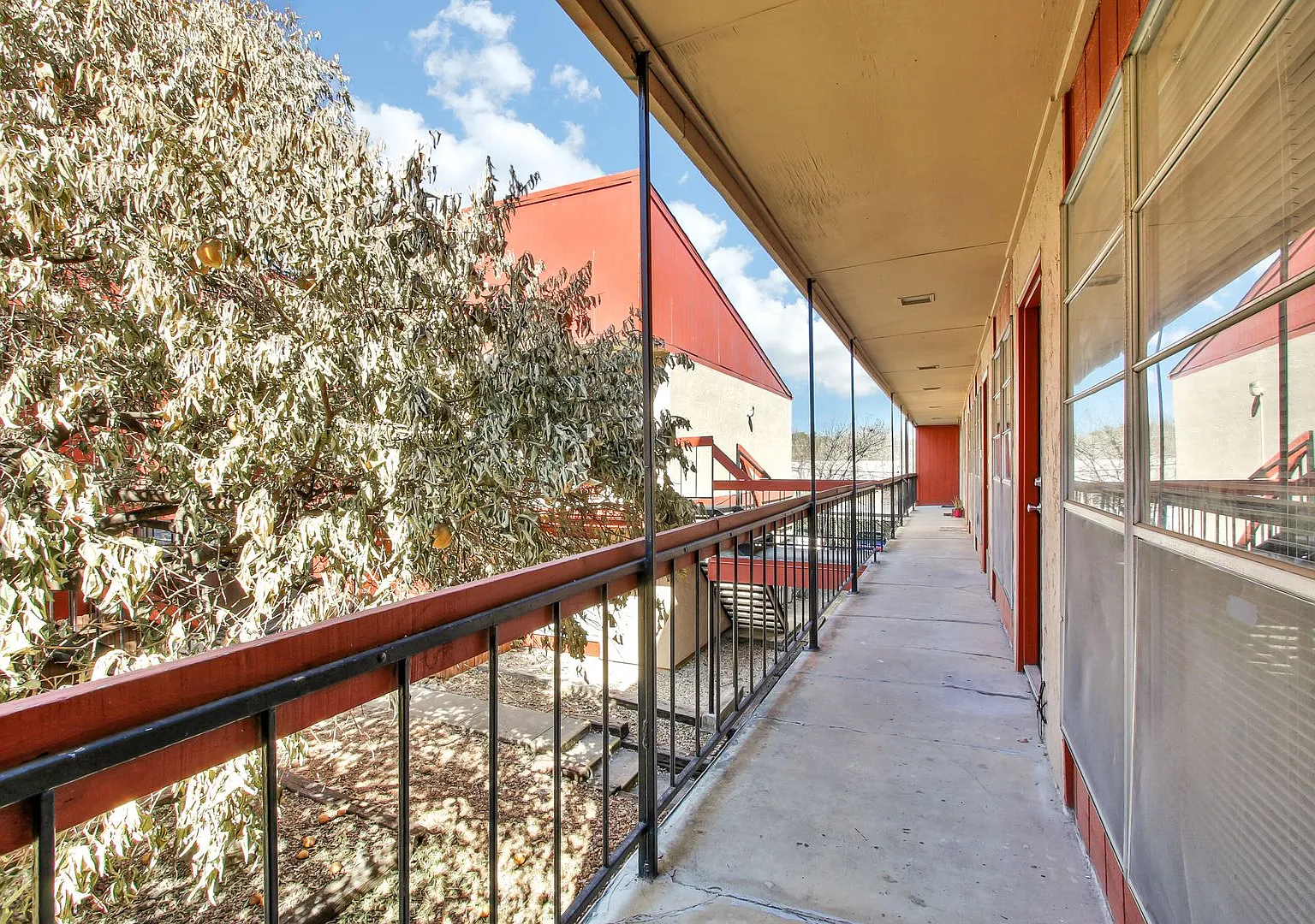 Stylish Two-Story Unit in Macarthur Townhomes with Modern Amenities — Photo 2