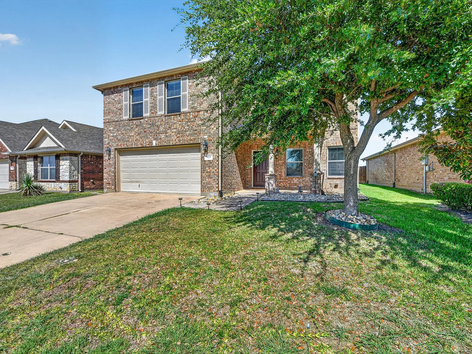 925 Bee Creek Ln — Photo 2