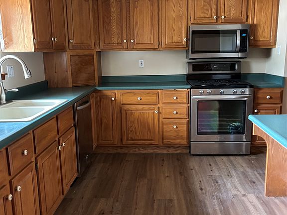 4th image of 105 N Park St