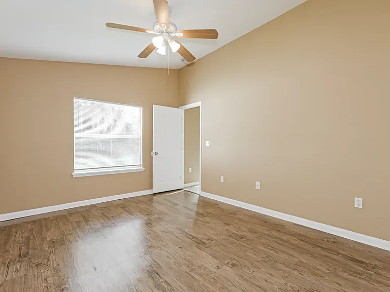 1110 W Knollwood St — Photo 5