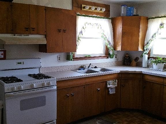 3rd image of 211 Woodstock St