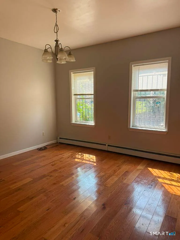 3 bed, 1.0 bath, 1144 sqft, $1,600 — Photo 1