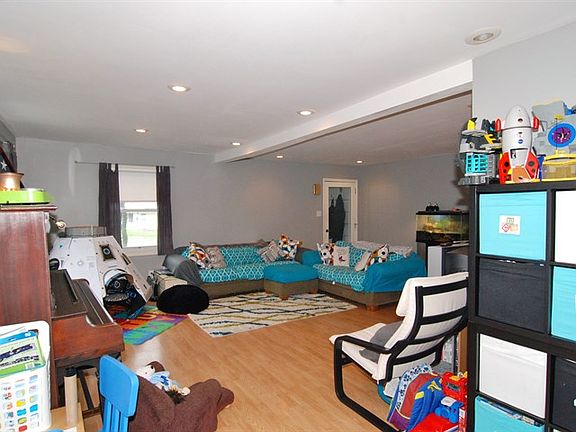 4th image of 2215 Vanderburg St