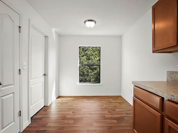 5th image of 744 Chatham Walk Dr