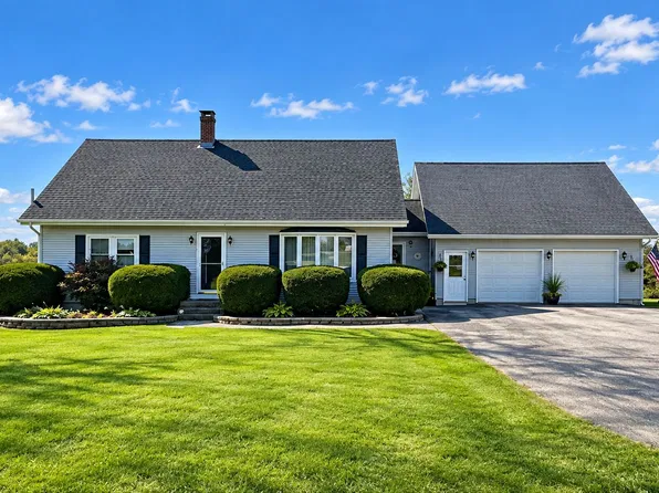 16 County Rd, Corinth, ME 04427