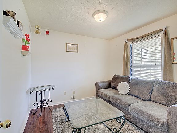 5th image of 3164 Hemlock Way