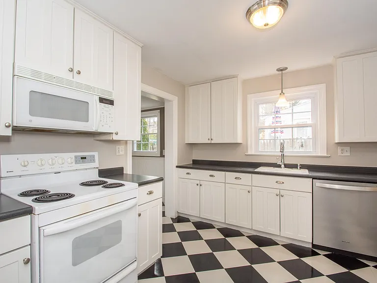 135 Brunswick Ave — Photo 8