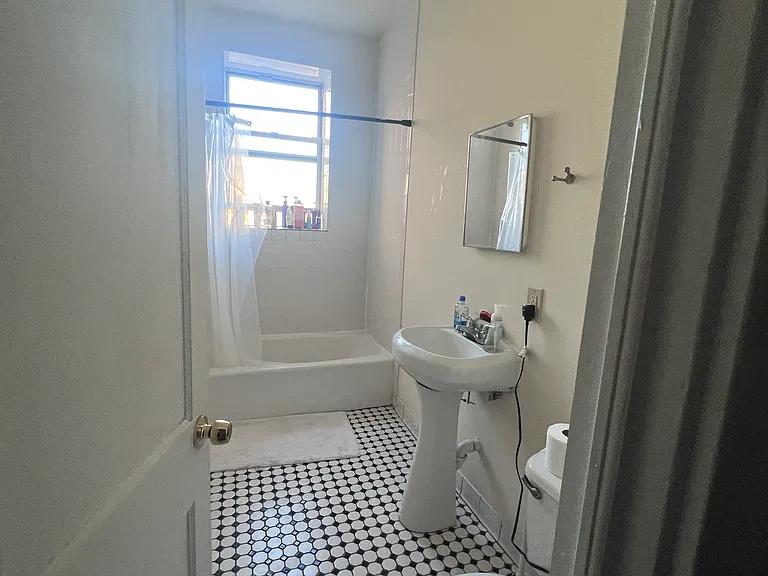 37 Queensberry St #17 — Photo 10