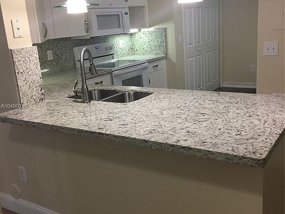 4th image of 3215 NE 184th St APT 14111